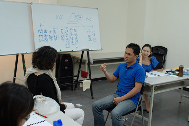 學員彼此練習教練過程,吳璨因老師從旁邊指導